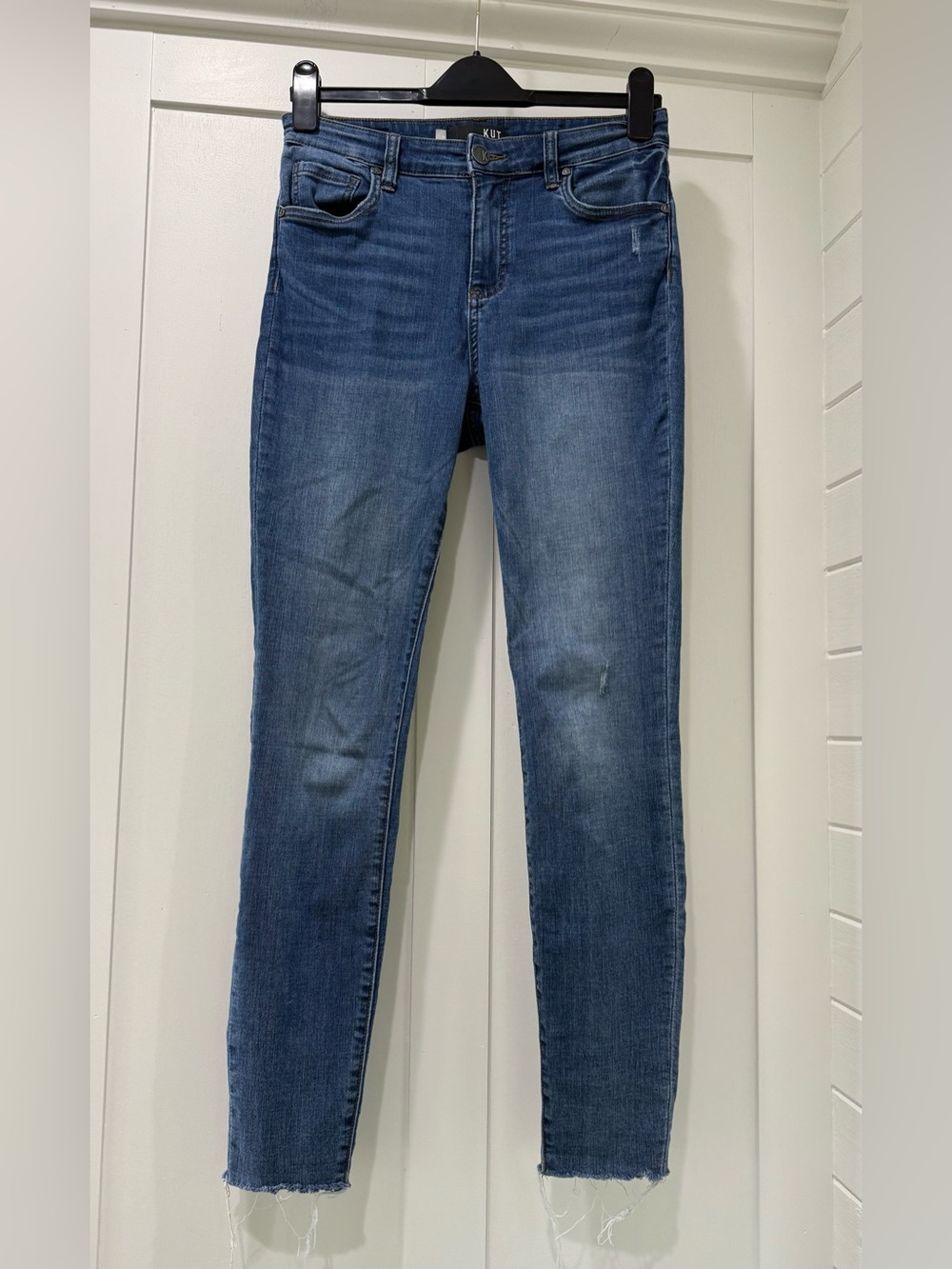 Kut from the Kloth Skinny Jeans in Medium Blue Wash